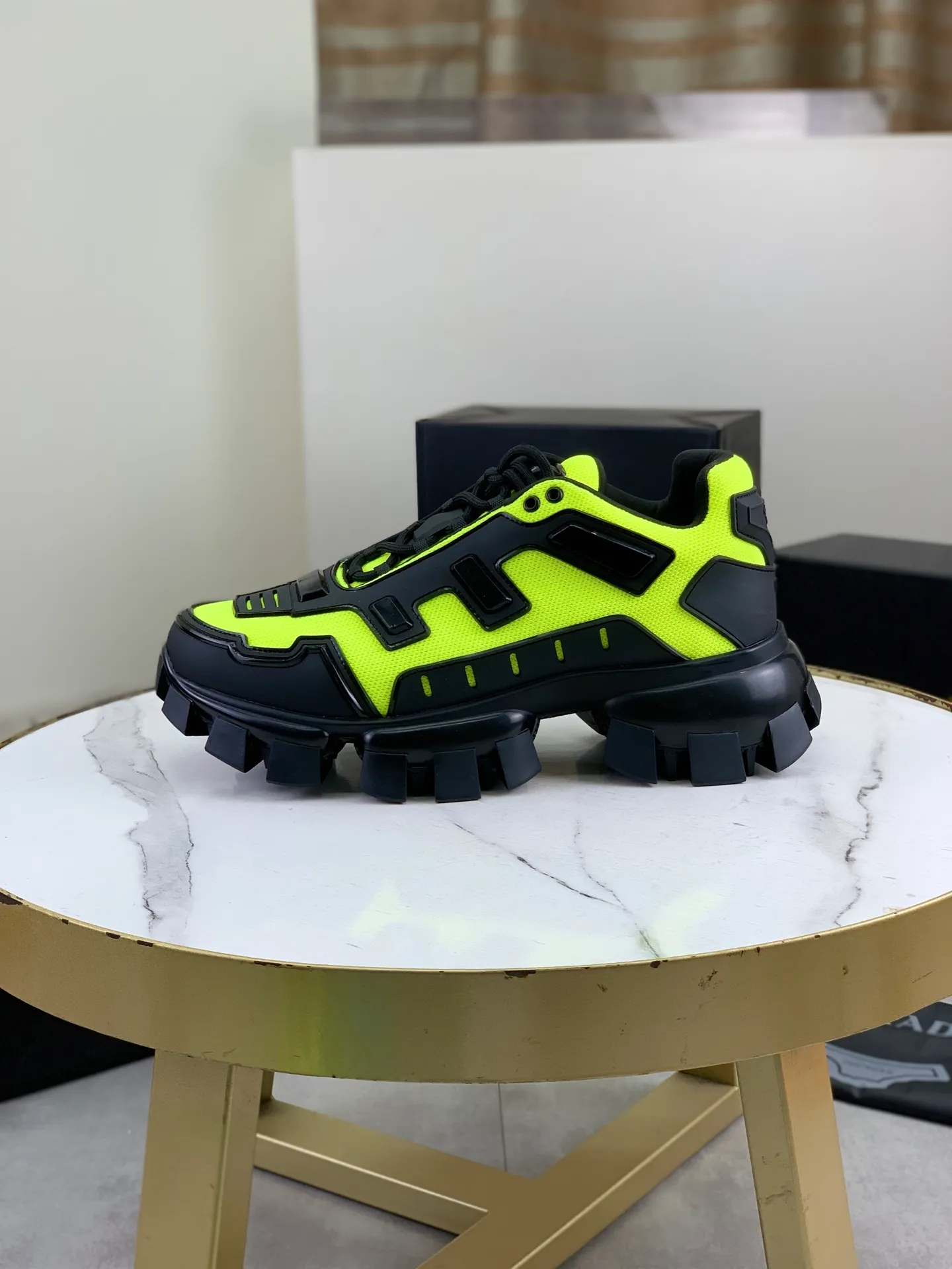 Factory price P660 top version PRADA Dark Punk Martin Rock Tank Mecha Hardcore Fighting Shoes ☑️ A century-old brand, the unique hardcore design has entered the public eye. The tank element is used as the sole design, subverting conventions, breaking the monotony and dullness, lighting up the overall shape, attracting attention, and achieving a meaningless appearance. With its hard-core styling and metal accessories full of design, it unleashes an unruly punk spirit, interprets a unique and iconic style, and demonstrates the leadership level of its pioneer originator in the field of thick-soled shoes. It is the nirvana darling of major fashion weeks. 📣📣The ultra-light foam outsole solves the problem of bulkiness and is suitable for those who know the difference. ✅Fabric: Original splicing design and production ✅Inner: Original lining➕Cow leather insole. ✅Original foam combination outsole with 8cm heel height and super light weight. ✅Code number: Female 35-39 (40 is customized and non-refundable) Male 39-45 (46 and 47 are customized and non-refundable) Full package at the counter
